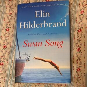 Elin Hilderbrand- Swan song (hard cover book)
